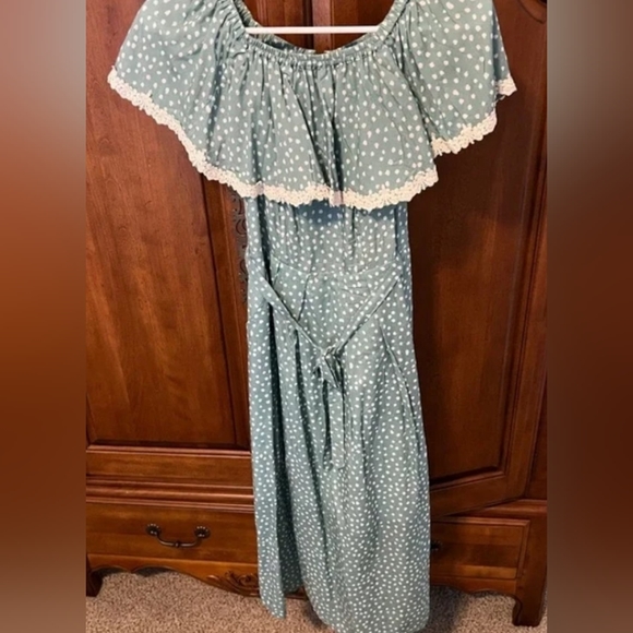 Miss Patina O'Keefe off-the-shoulder dress ASO Pippa Middleton - Picture 4 of 5